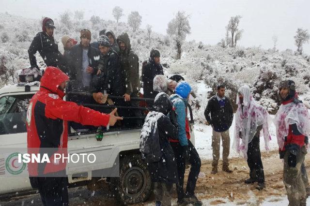 نجات آفرودران ها از برف در سپیدان توسط هلال احمر