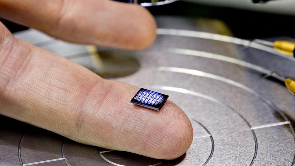 آی بی ام از کوچک ترین کامپیوتر دنیا با بلاک چین رونمایی کرد