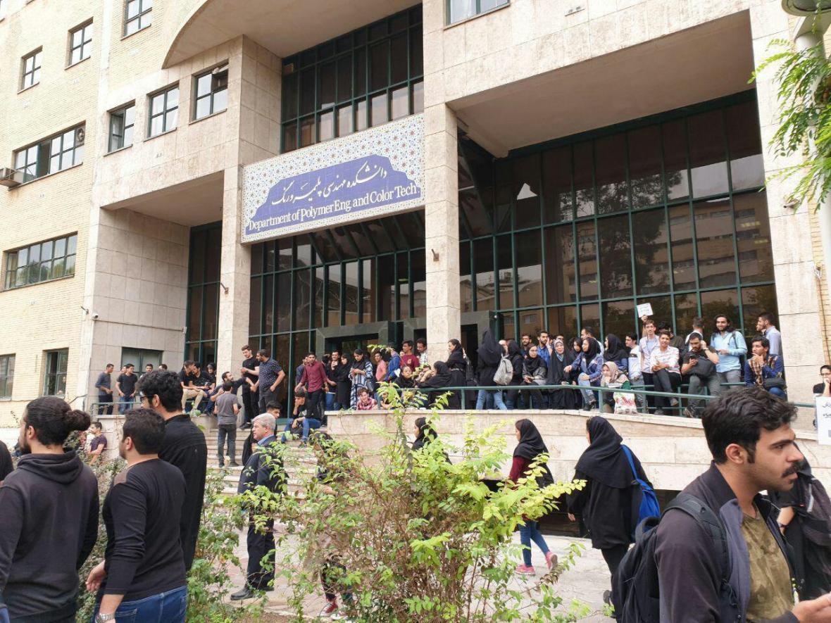 دانشجویان امیرکبیر در اعتراض به قانون سنوات و هم نیازی دروس دانشجویان امیرکبیر در اعتراض به قانون سنوات و هم نیازی دروس تجمع کردند