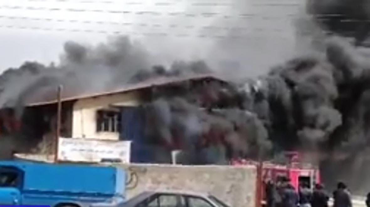 فیلمی از آتش سوزی کارگاه لوازم یدکی خودرو در مشهد