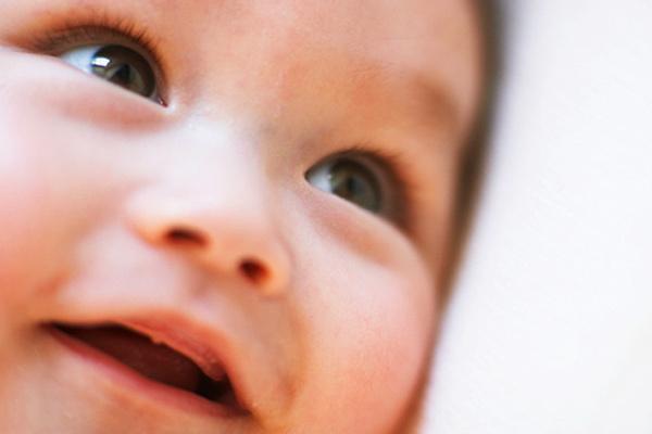 تب دندان در آوردن نوزاد را چگونه تشخیص دهیم؟