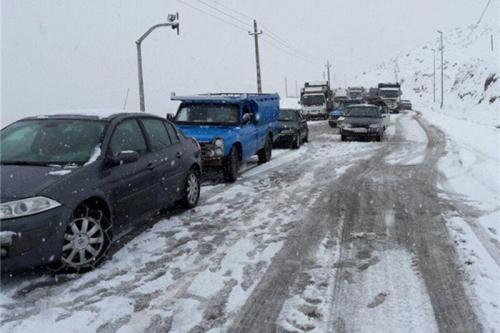 بارش برف و باران در محورهای 4 استان، لزوم تردد با زنجیر چرخ در3 جاده