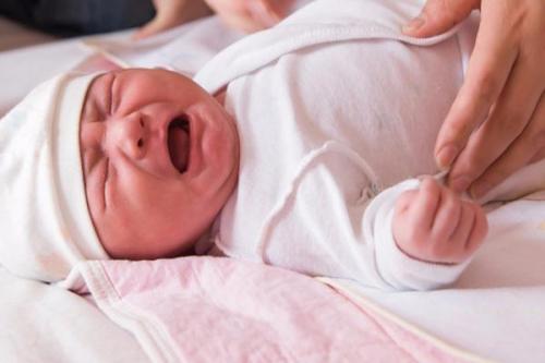 گریه ناگهانی نوزاد در خواب به چه دلیل است؟