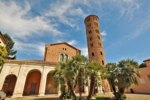 Basilica di SantApollinare Nuovo کلیسای سنت آپولینار نووو ایتالیا: گنجینه ای از هنر و تاریخ در راونا
